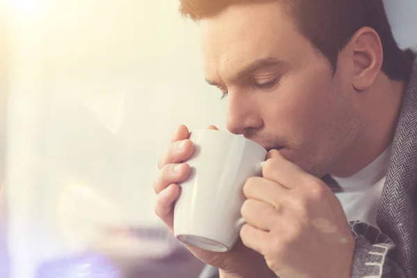 따뜻한 음료를 즐기는 매력적인 편안한 남자 — 스톡 사진