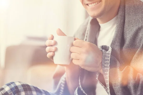 Un tipo encantador tomando una taza de café. — Foto de Stock
