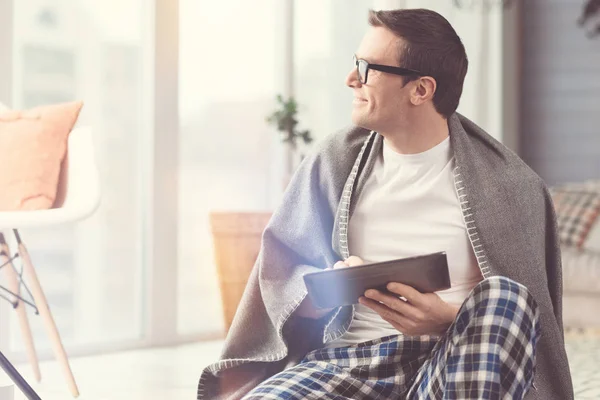 Kreativer positiver Mann genießt den Fensterblick — Stockfoto