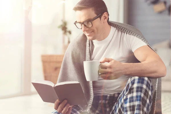 Attraktiver intelligenter Mann erlebt großartigen Morgen — Stockfoto