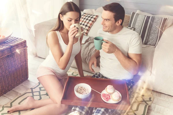 Joven bonita pareja bebiendo café de la mañana juntos — Foto de Stock