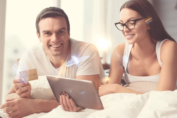 Uppfinningsrik smart par köper saker tillsammans — Stockfoto