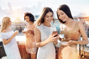 Birbirinizle konuşmak mutlu neşeli kadınlar