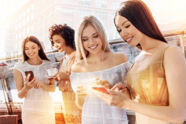 Olumlu mutlu kadın smartphone vasıl arıyor