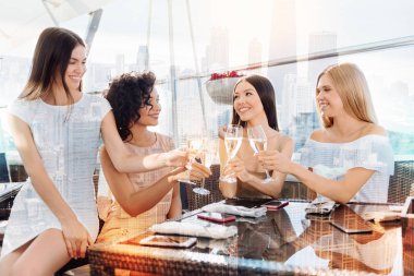 Masada oturan mutlu güzel kadınlar