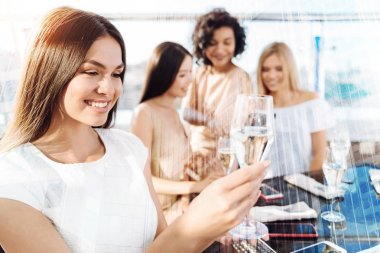 Pozitif genç kadın onun cam arıyor