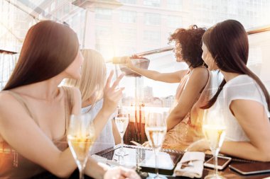 Mutlu pozitif kadın fotoğraf çekme