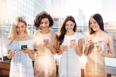 Onların akıllı telefonlar kullanarak memnun mutlu kadın