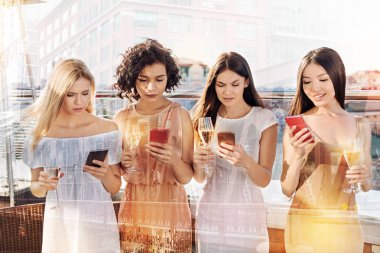 Ciddi genç kadın akıllı telefon ekranları arıyor