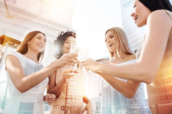 Fröhliche, glückliche Frauen jubeln mit Champagner — Stockfoto