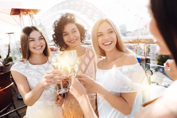 Mujeres felices positivas teniendo una celebración — Foto de Stock