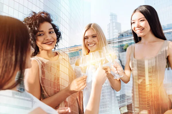 Felices mujeres encantadas disfrutando de su celebración — Foto de Stock