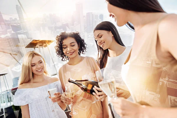 Glada lyckliga kvinnor dricker alkohol tillsammans — Stockfoto