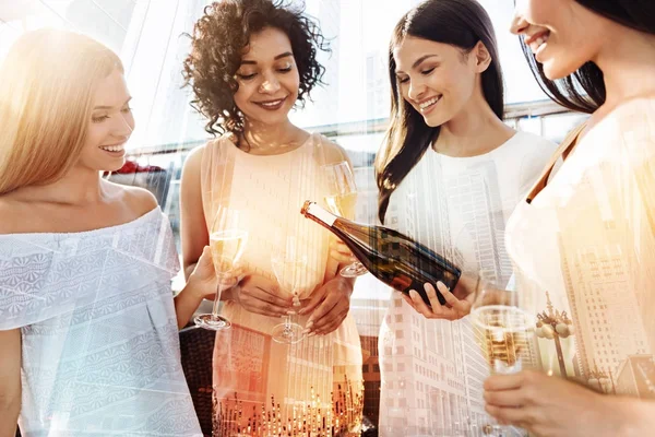 Mujeres alegres positivas disfrutando de su bebida — Foto de Stock