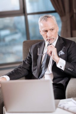 Üst düzey dalgın adam alarak karar