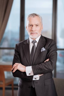 Kıdemli memnun adam sakin kalmak