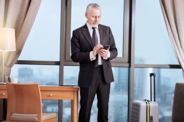 Kıdemli odaklı aramalarını kontrol adam