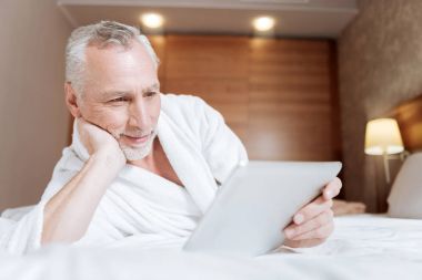 Neşeli komuta sizde izlerken seri