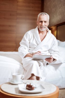 Üst düzey dinç adam kahvaltı vardır