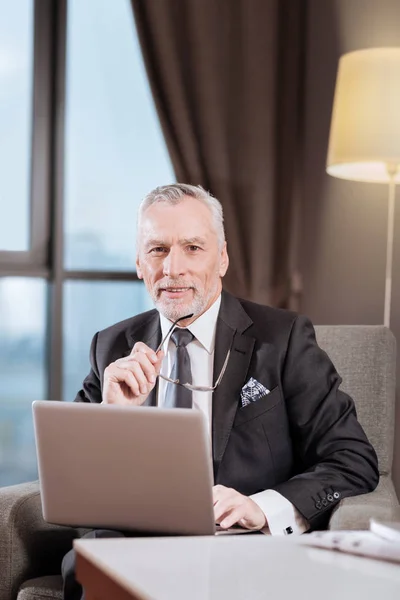 Felice uomo anziano facendo molto — Foto Stock