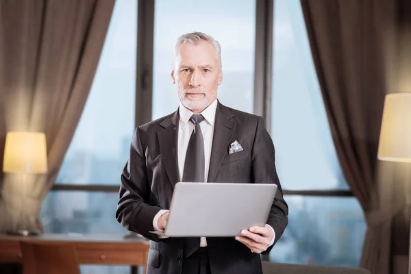 Zelfverzekerde senior man bedrijf laptop — Stockfoto