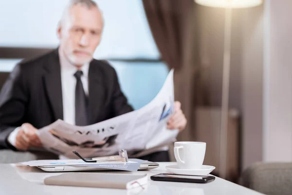 Apelando a un hombre mayor leyendo — Foto de Stock