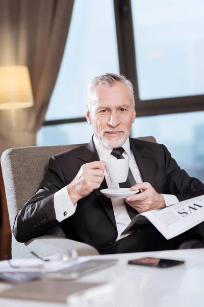 Uomo anziano piacevole godendo caffè — Foto Stock