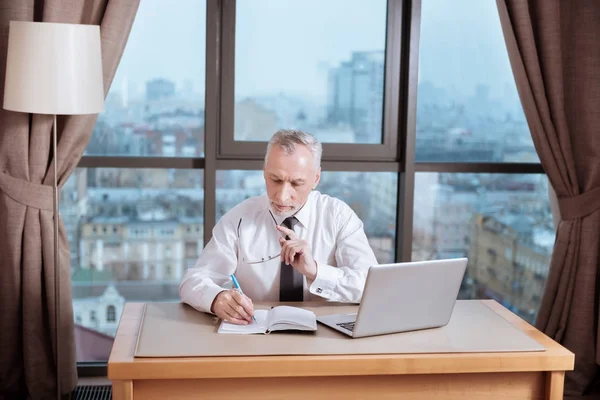 Senior geïnspireerd zakenman businessplan maken — Stockfoto