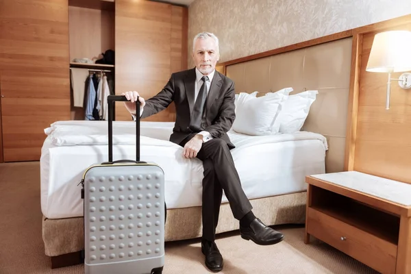 Senior hombre contento de llegar al hotel — Foto de Stock