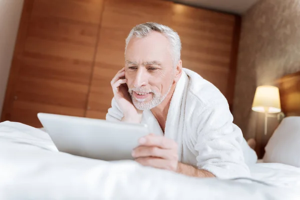 Gay sênior homem assistindo filme — Fotografia de Stock