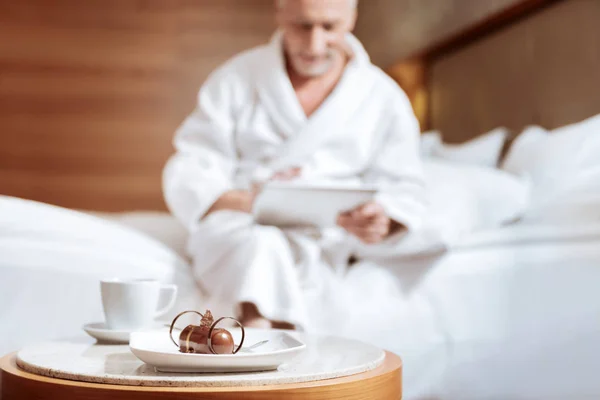 Bolo de chocolate e chá em pé sobre a mesa — Fotografia de Stock