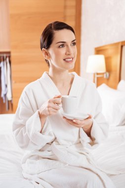 Neşeli dreamful kadın yeni gün için hazırlanıyor