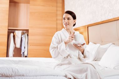 Çay tutan olumlu kurnaz kadın