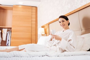 Çekici kadın işe gitmeden önce rahatlatıcı dinç