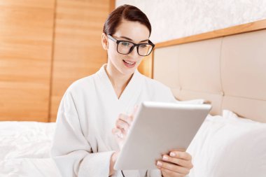 Tablet tutan çekici kadın konsantre