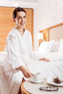 Kahvaltısını mutlu güçlü kadın vardır