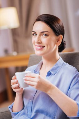 Esmer çekici kadın kahve ile gülümseyen