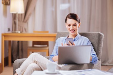 Gadget'lar ile çalışan mutlu pozitif kadın