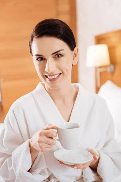 Entusiastiska glad kvinna njuter kaffe — Stockfoto