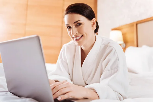 Alegre mujer alegre escribiendo carta — Foto de Stock