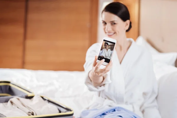 Aangename vrolijke vrouw nemen foto voor vertrek — Stockfoto