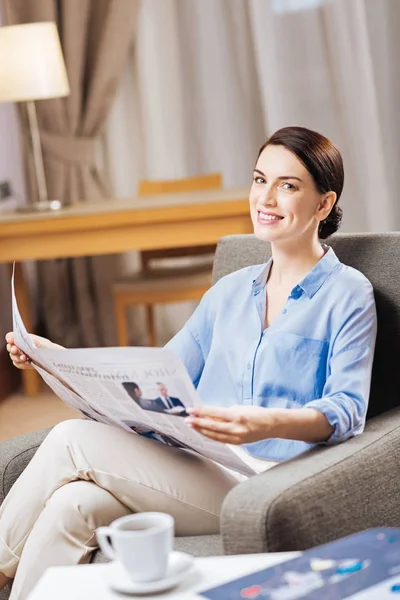 Appealing pretty woman starts her day with news — Stock Photo, Image