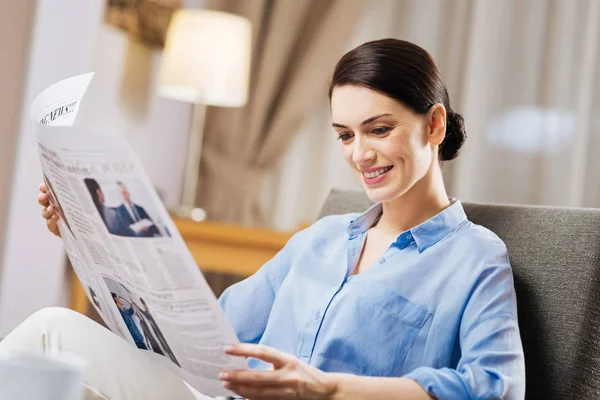 Alegre alegre mujer emergió en la lectura — Foto de Stock