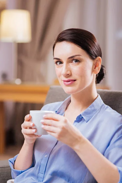 Confident reliable woman relaxing with drink — Stock Photo, Image