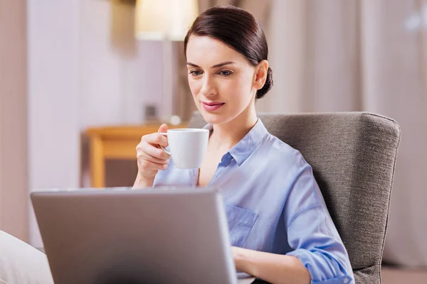 Budding attractive woman working with cup of tea — Stock Photo, Image