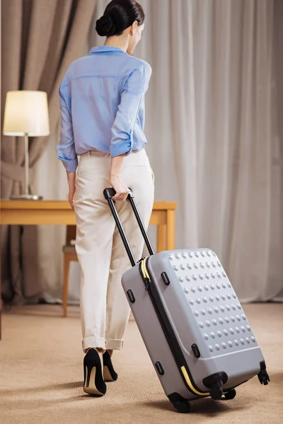 Genç esmer kadın gidiyor