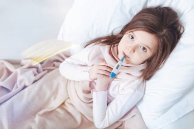 Güzel çocuk kendini hasta hissediyor