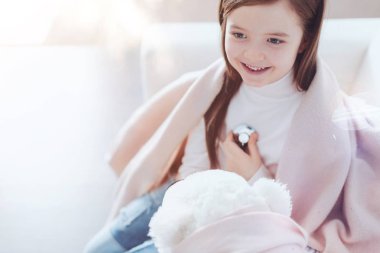 Ayısının ile oynayan olumlu mutlu çocuk