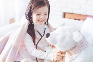 Çekici kadın çocuk giyen stetoskop