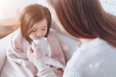 Söz dinleyen çocuk sıcak karışım içme